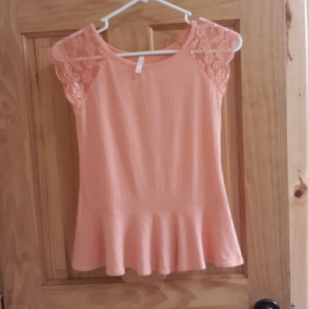 Super cute peachy shirt